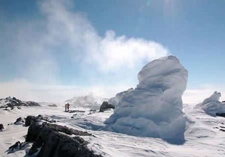 Tháp băng của núi Erebus (Nam Cực): Ngọn núi này nổi tiếng với hồ dung nham luôn sôi sục nằm ngay trên miệng núi lửa. Đây cũng là nơi duy nhất trên thế giới mà lửa và băng kết hợp với nhau tạo nên những tháp băng lớn cao khoảng 20m.